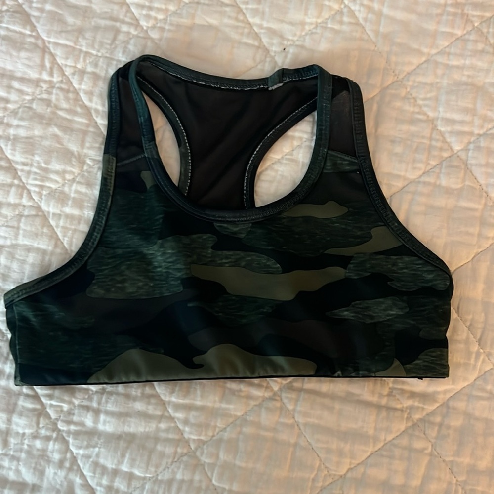 Girls Old Navy Active camo print razorback sports bra in size M (8)